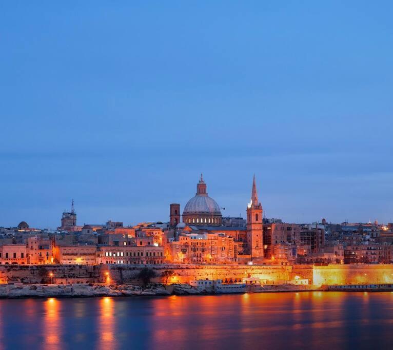 Penthouse -Centre Of Sliema - Best View In Malta Exterior photo