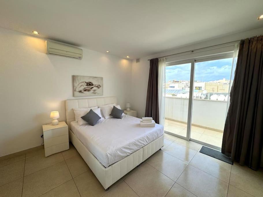 Penthouse -Centre Of Sliema - Best View In Malta Exterior photo